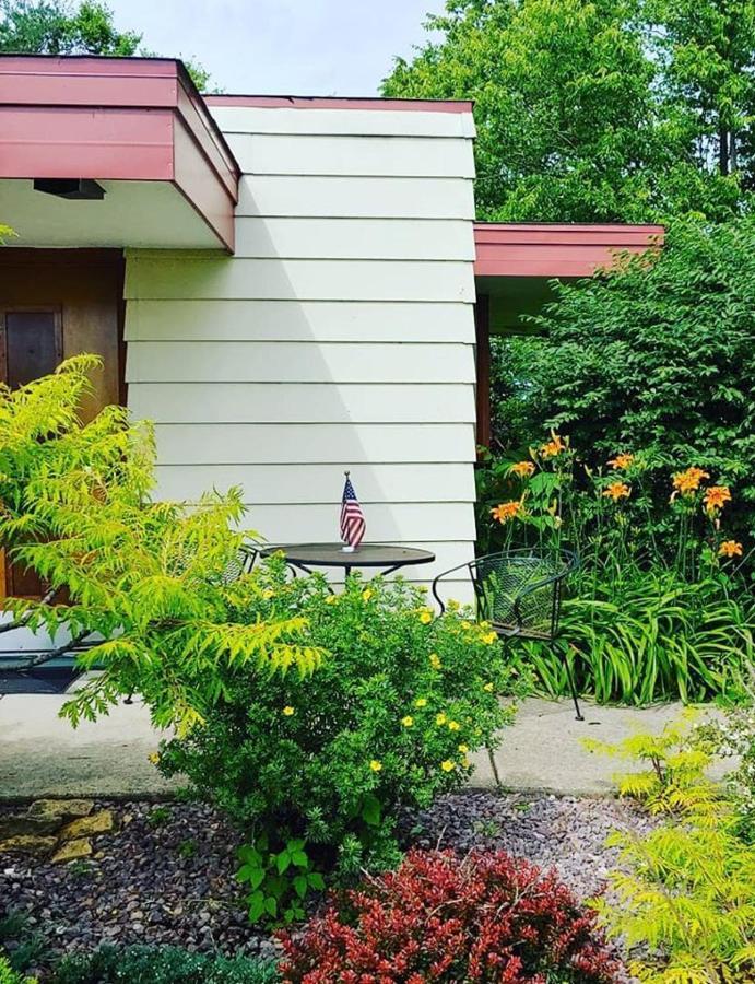 The Usonian Inn Llc Spring Green Exteriör bild